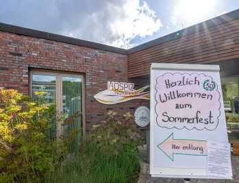 Strahlendes Wetter beim Jubiläumssommerfest im Hospizgarten