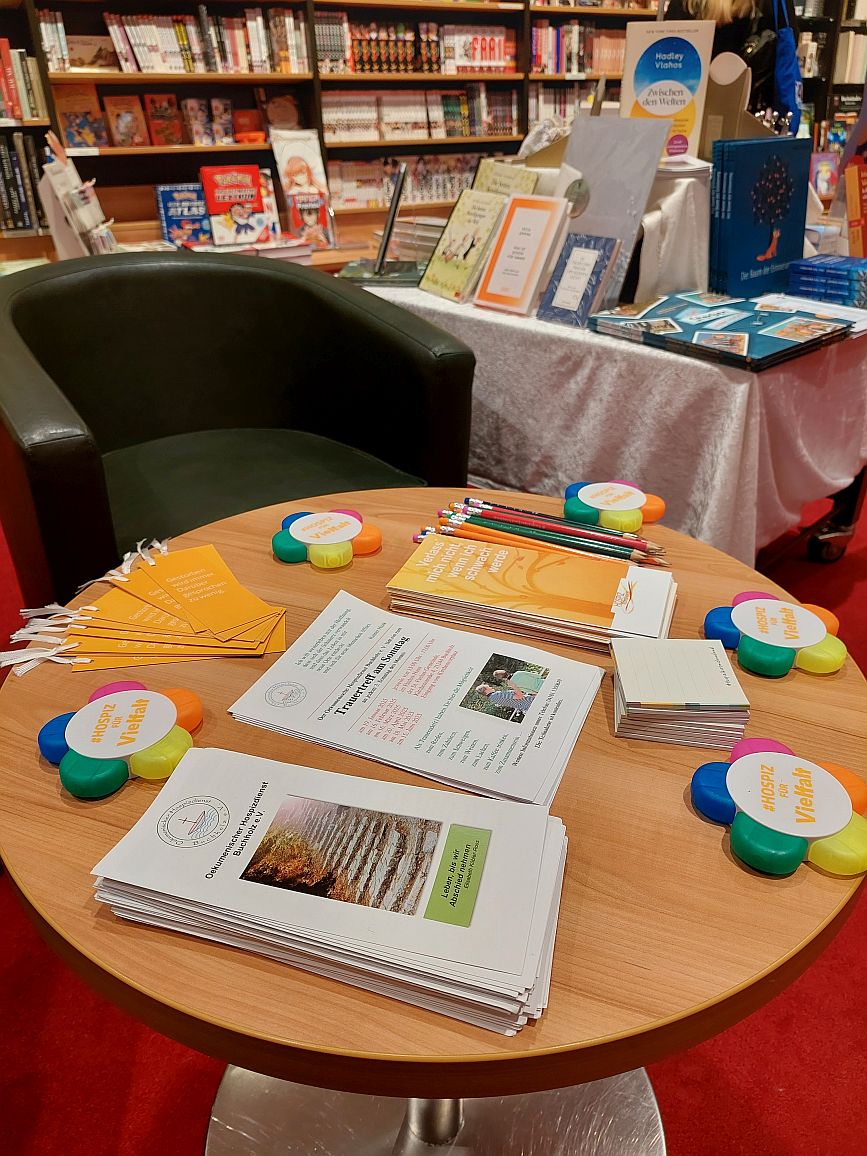 Büchertisch in der Buchhandlung Heymann