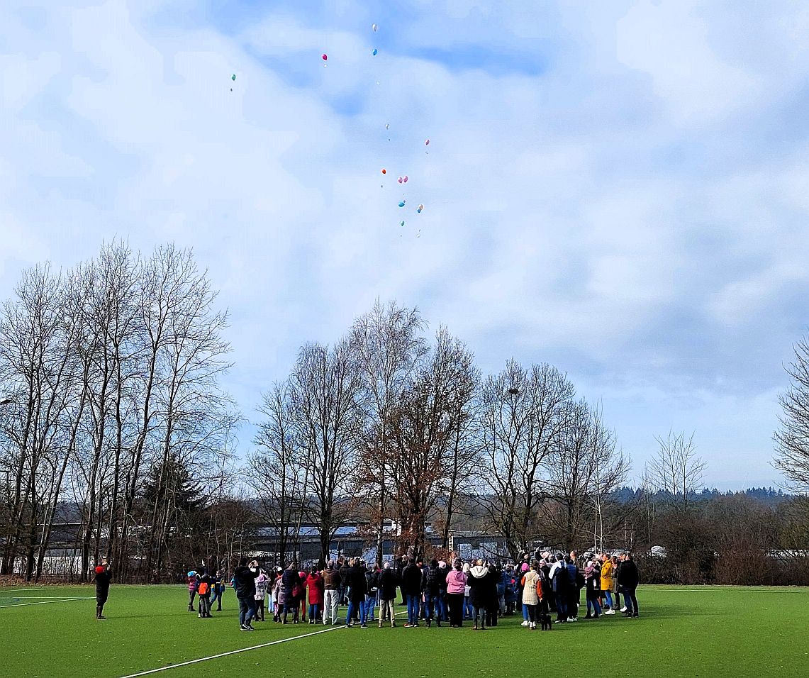 Luftballons mit Wünschen steigen in den Himmel auf
