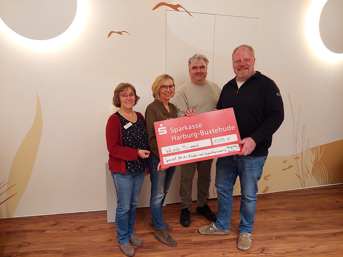 Roswitha Brandt (Hospizdienst Buchholz), Andrea Kenne (Hospizdienst Winsen), Volker Borowi und Joachim Studtmann bei der Spendenübergabe